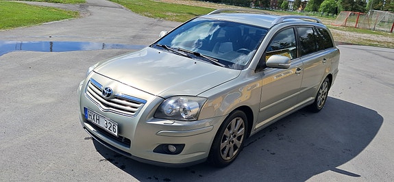 Toyota Avensis 2 of 5