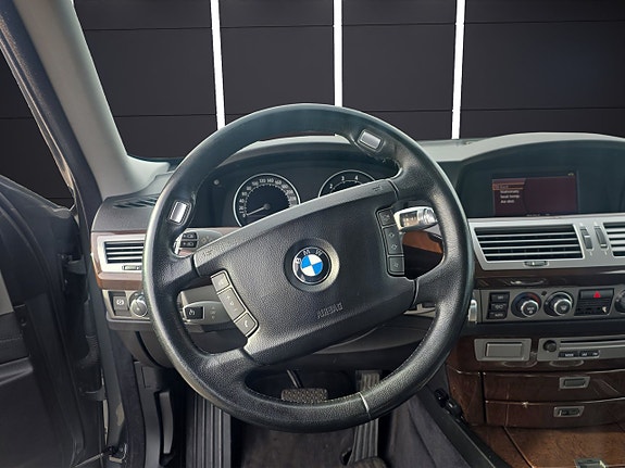 BMW 750i 8 of 12