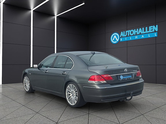 BMW 750i 4 of 5