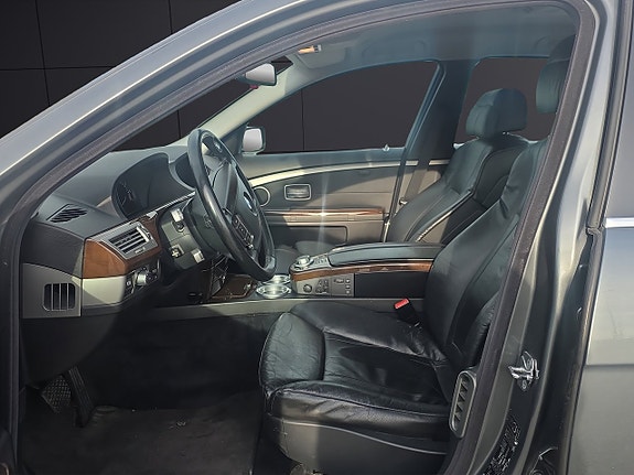 BMW 750i 7 of 12