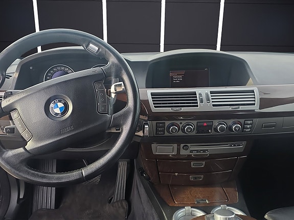 BMW 750i 9 of 12