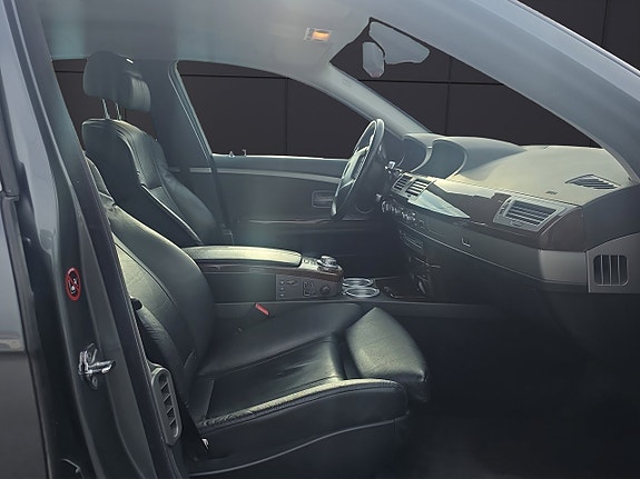 BMW 750i 11 of 12