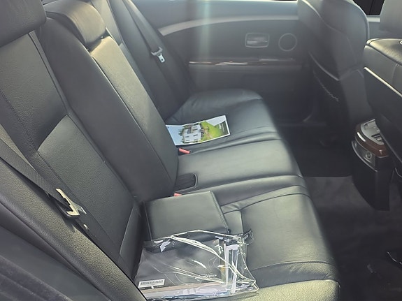 BMW 750i 12 of 12