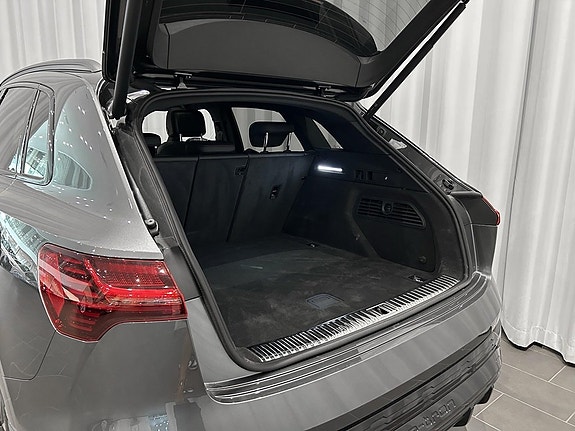 Audi Q8 e-tron 3 of 5