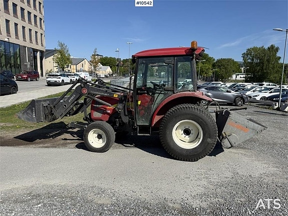 Traktor Shibaura ST450 med frontlastare, frontlyft och redsk 8 of 24