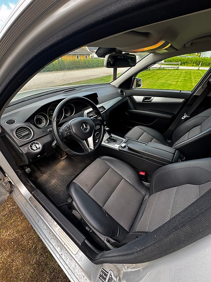 Mercedes-Benz C220 3 of 4