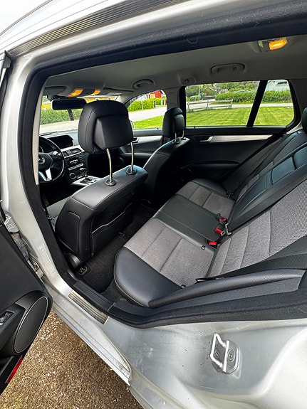 Mercedes-Benz C220 4 of 4