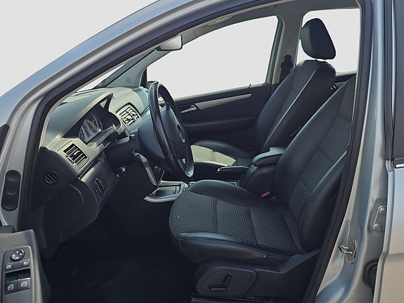 Mercedes-Benz B200 9 of 13
