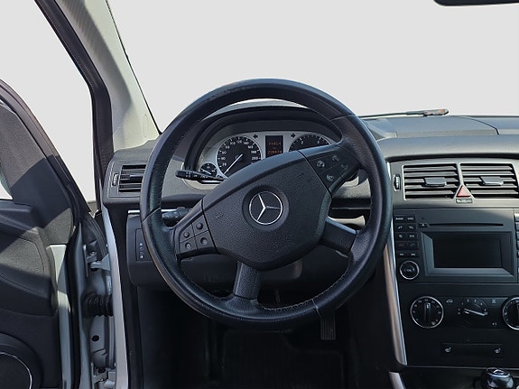 Mercedes-Benz B200 10 of 13