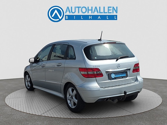 Mercedes-Benz B200 4 of 5