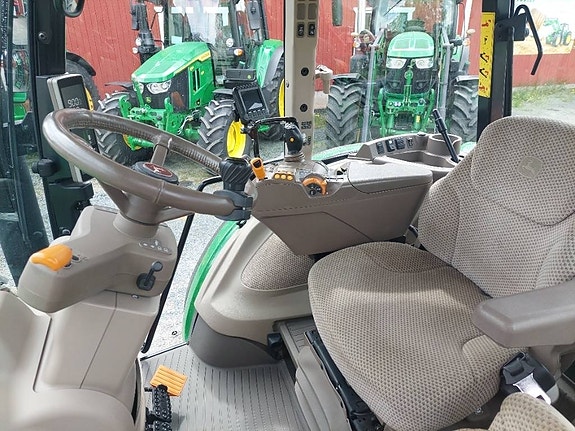 John Deere 5115R 5 of 7