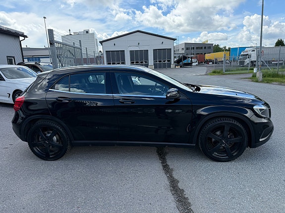 Mercedes-Benz GLA220 2 of 5