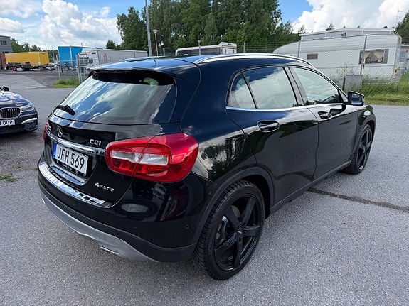 Mercedes-Benz GLA220 3 of 5