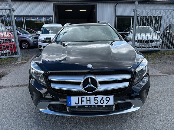 Mercedes-Benz GLA220 8 of 16