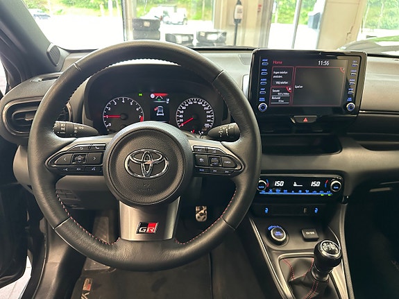 Toyota Yaris 11 of 17