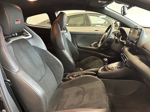 Toyota Yaris 13 of 17