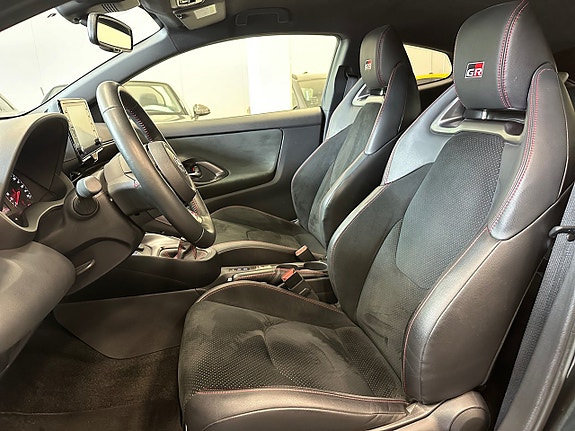 Toyota Yaris 10 of 17