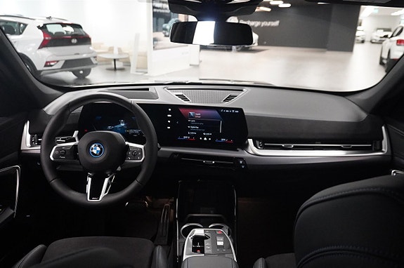 BMW iX1 10 of 14