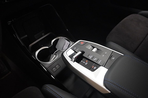 BMW iX1 13 of 14