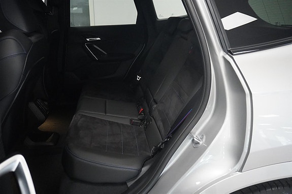 BMW iX1 8 of 14