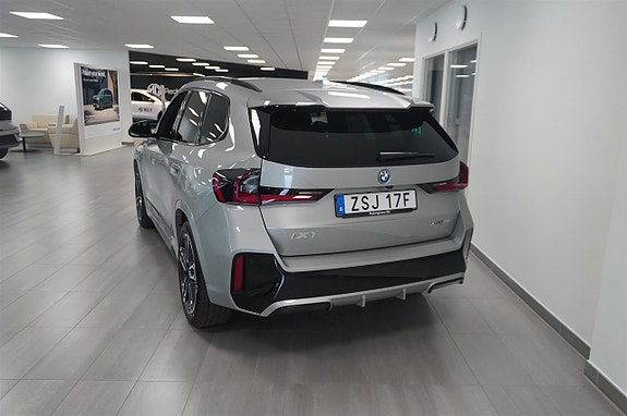 BMW iX1 6 of 14