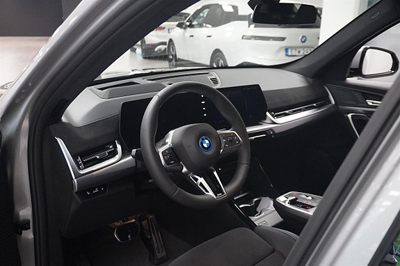 BMW iX1 4 of 14
