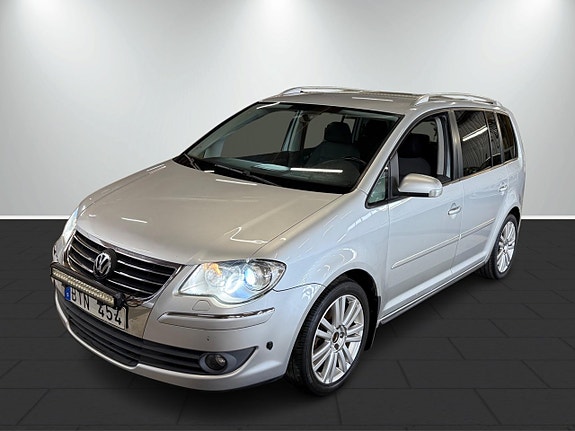 Volkswagen Touran 2 of 5