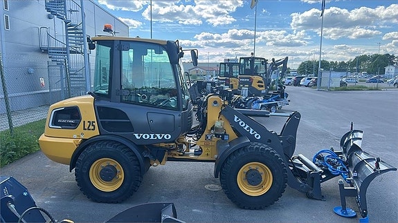 Volvo JL25H 2 of 5