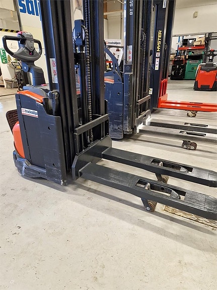 Toyota SWE120L 9 of 9