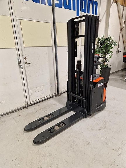 Toyota SWE120L 3 of 9