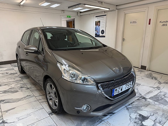 Peugeot 208 2 of 11