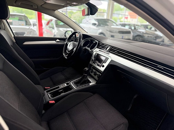 Volkswagen Passat 8 of 24