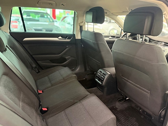 Volkswagen Passat 9 of 24