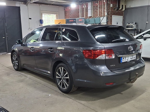 Toyota Avensis 4 of 5