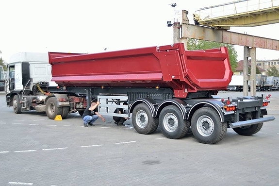 Benalu Mega HArdox tipptrailer med skjutbara axlar 2 of 5
