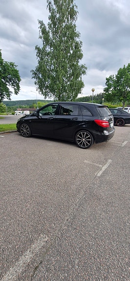Mercedes-Benz B200 3 of 5