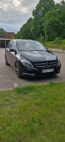 Mercedes-Benz B200 2 of 5
