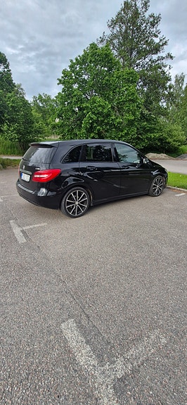 Mercedes-Benz B200 4 of 5