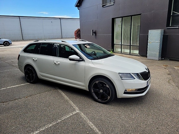 Skoda Octavia 2 of 5