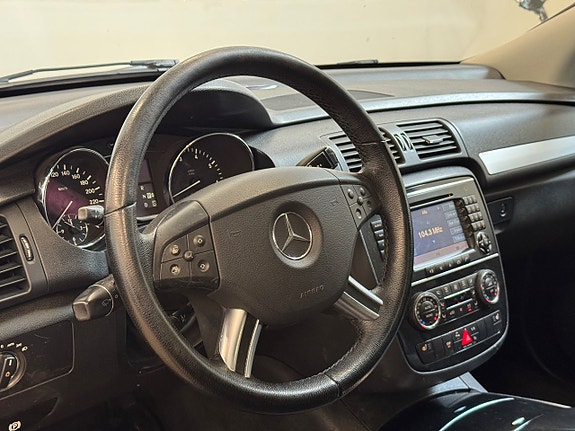 Mercedes-Benz R350 16 of 22