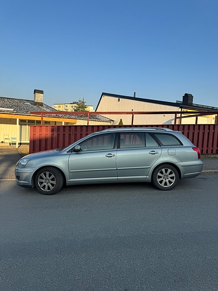 Toyota Avensis 2 of 5