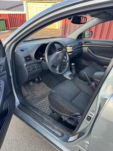Toyota Avensis 4 of 5