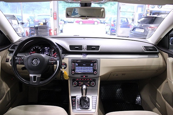 Volkswagen Passat 17 of 22