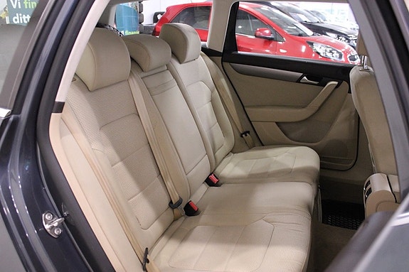 Volkswagen Passat 13 of 22