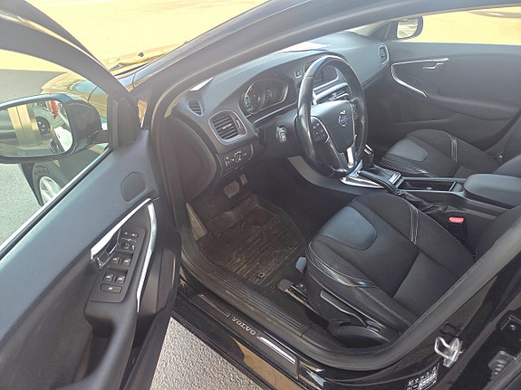 Volvo V40 2 of 5