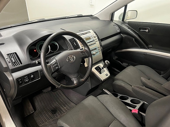 Toyota Corolla Verso 4 of 5