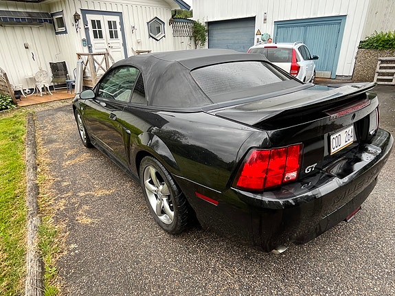 Ford Mustang 4 of 9