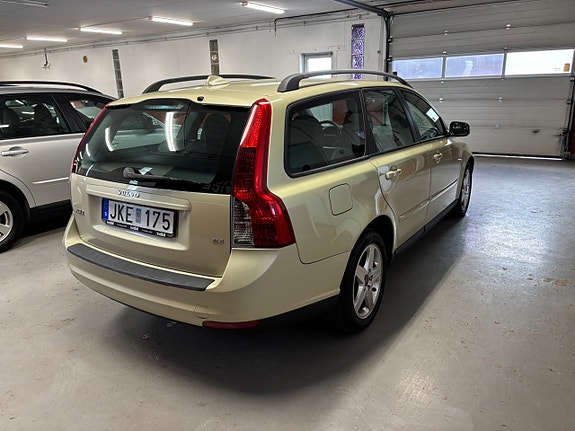 Volvo V50 3 of 5