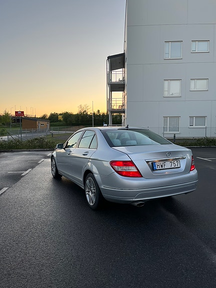Mercedes-Benz C180 4 of 5
