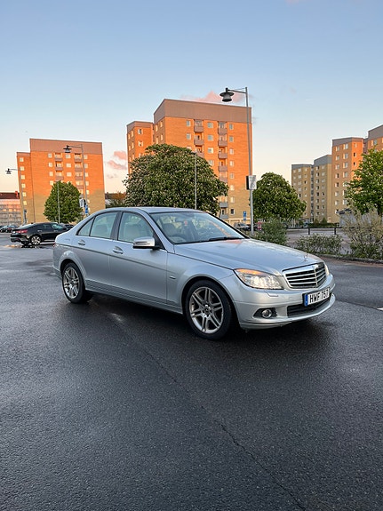 Mercedes-Benz C180 2 of 5